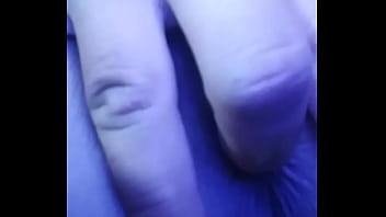 Sola en su habitación