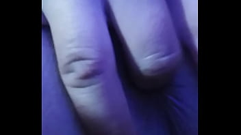 Sola en su habitación