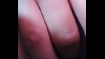 Sola en su habitación