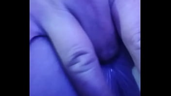 Sola en su habitación