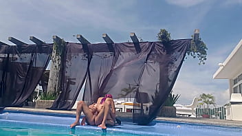 Sexo en la piscina