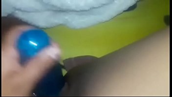 Chapina caliente jugando con dildo