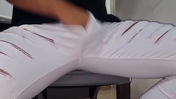 Assolo sborrata apri la bocca e ingoia tutto il mio sperma caldo e poi ti sbatto il cazzo sulle labbra mentre ti fisso