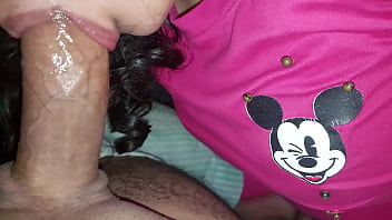 Le doy una mamada a un invitado luego de la fiesta