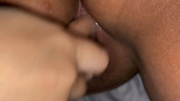 Estoy en casa y mi madrastra a ver que estoy sola en casa entra a mi pieza y me folla el coño