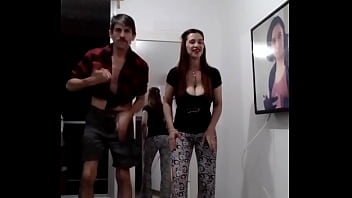 Androyrena suenan las lonjas moviendo el cuerpo candombeando