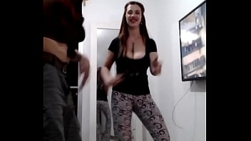 Androyrena suenan las lonjas moviendo el cuerpo candombeando