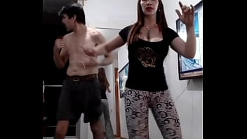 Androyrena suenan las lonjas moviendo el cuerpo candombeando