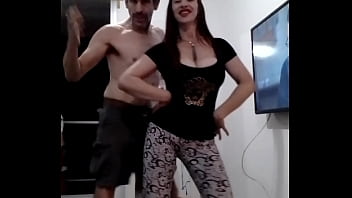 Androyrena suenan las lonjas moviendo el cuerpo candombeando