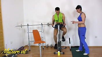 Maturenl horny female gym instructor fucking her client while he’s working out