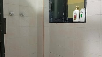 Gordibuena dándose un baño