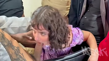 Gang com roleta russa com uma gostosa mas no meio da diversão uma surpresa que deixo esse gang melhor ainda video completo no red