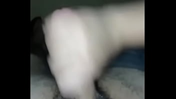 Me la pone dura con su saliva