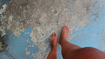Andando na rua e na praia descalços sujando os pés fetiche por pés