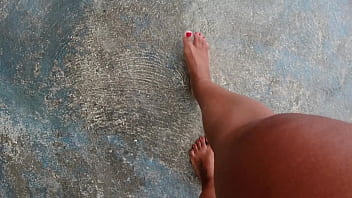 Andando na rua e na praia descalços sujando os pés fetiche por pés