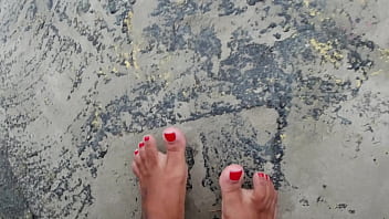Andando na rua e na praia descalços sujando os pés fetiche por pés
