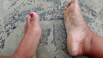 Andando na rua e na praia descalços sujando os pés fetiche por pés
