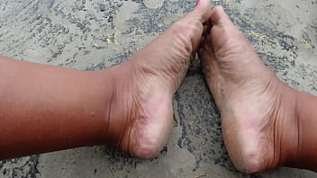 Andando na rua e na praia descalços sujando os pés fetiche por pés