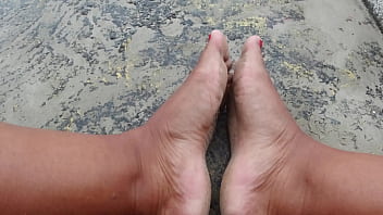 Andando na rua e na praia descalços sujando os pés fetiche por pés Andando na rua e na praia descalços sujando os pés fetiche por pés