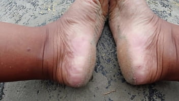 Andando na rua e na praia descalços sujando os pés fetiche por pés