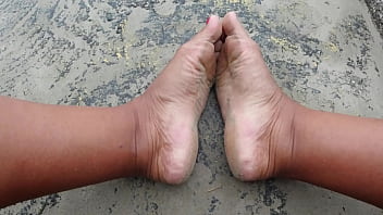 Andando na rua e na praia descalços sujando os pés fetiche por pés