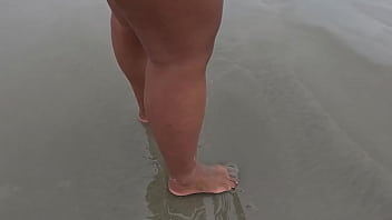 Andando na rua e na praia descalços sujando os pés fetiche por pés