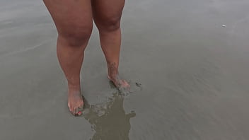 Andando na rua e na praia descalços sujando os pés fetiche por pés