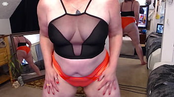 264 black top and orange shorts to wear exercising