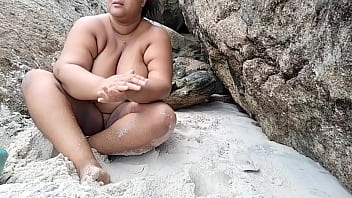 Me exibindo na praia de abricó nudismo fiquei pelada e todo mundo olhando