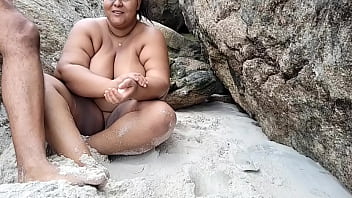 Me exibindo na praia de abricó nudismo fiquei pelada e todo mundo olhando