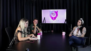 Os atendimentos que faz com as duas namoradas não ia curtir fazer gang bang com desconhecidos e quando foi pro motel lexi mallet sheer red