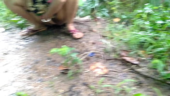 विशाल स्तनों वाली सौतेली माँ बारिश में सार्वजनिक रूप से बड़े डिल्डो के साथ हस्तमैथुन कर रही है