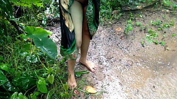 विशाल स्तनों वाली सौतेली माँ बारिश में सार्वजनिक रूप से बड़े डिल्डो के साथ हस्तमैथुन कर रही है