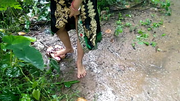 विशाल स्तनों वाली सौतेली माँ बारिश में सार्वजनिक रूप से बड़े डिल्डो के साथ हस्तमैथुन कर रही है