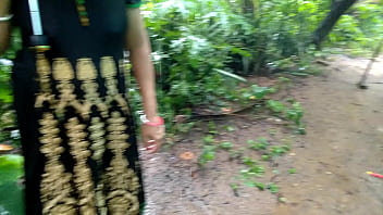 विशाल स्तनों वाली सौतेली माँ बारिश में सार्वजनिक रूप से बड़े डिल्डो के साथ हस्तमैथुन कर रही है