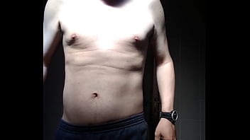 Homem sem camisa se mostrando