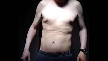 Homem sem camisa se mostrando