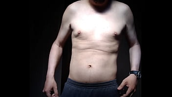 Homem sem camisa se mostrando