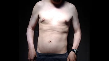 Homem sem camisa se mostrando