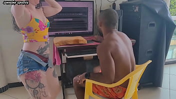 Resolvi testa o marcio baiano rebolando minha raba na cara dele e a reação dele nao foi diferente mim fudeu todinha ate molhar tudinho minha buceta