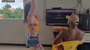 Resolvi testa o marcio baiano rebolando minha raba na cara dele e a reação dele nao foi diferente mim fudeu todinha ate molhar tudinho minha buceta