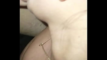 Encuentro a mi suegra con ganas de semen y me chupa la verga con todo y huevos hasta dejarme la polla seca de leche