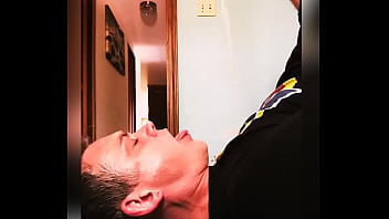 Se Pajea Y Se Tira Un Mar De Leche Encima thumbnail