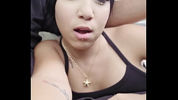 Le chupo la polla mientras conduce por la vía pública