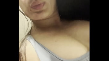 Me masturbo en un baño publico mientras no hay nadie Me masturbo en un baño publico mientras no hay nadie