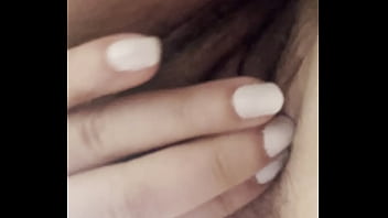 Me masturbo en un baño publico mientras no hay nadie