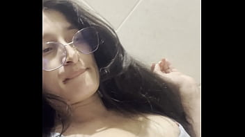 Me masturbo en un baño publico mientras no hay nadie