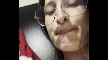 Me masturbo en un baño publico mientras no hay nadie