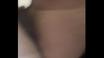 Me masturbo en un baño publico mientras no hay nadie