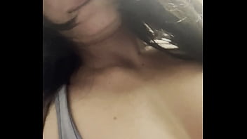 Me masturbo en un baño publico mientras no hay nadie